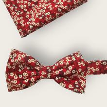 Charger l'image dans la galerie, Noeud papillon élégant homme tissu Liberty Mitsi Valéria rubis rouge bordeaux fleurs de cerisier