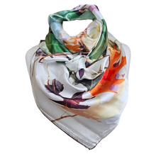 Charger l'image dans la galerie, Grand foulard soie automnal .
Foulard en soie élégamment noué, mettant en valeur un motif floral dans des teintes vives de vert, orange et violet. Ce foulard est conçu pour ajouter une touche de raffinement à votre look, avec sa texture légère et son design sophistiqué, parfait pour les occasions spéciales ou au quotidien.