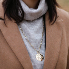 Charger l'image dans la galerie, Sautoir Camelia rond ondulé