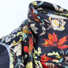 Charger l'image dans la galerie, Grand carré de soie or et rouge