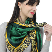 Charger l'image dans la galerie, Grand carré de soie vert sapin léopard