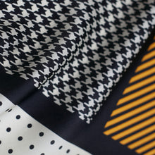 Charger l'image dans la galerie, Carré de soie Yvelise