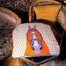 Charger l&#39;image dans la galerie, Carré de soie Cheval orange et bleu
